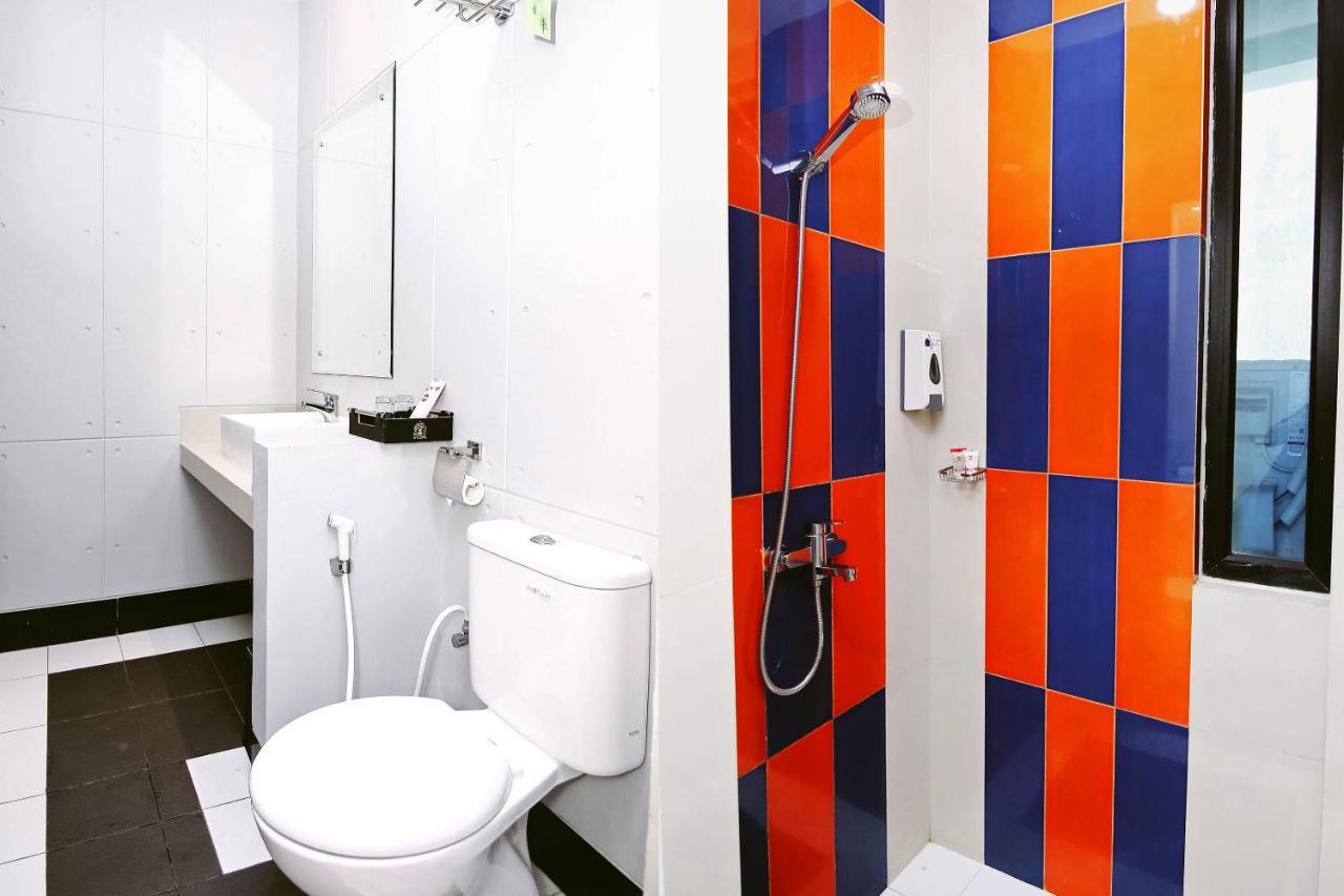 Oyo 592 Budget Hotel By The Harbour Padang  Zewnętrze zdjęcie